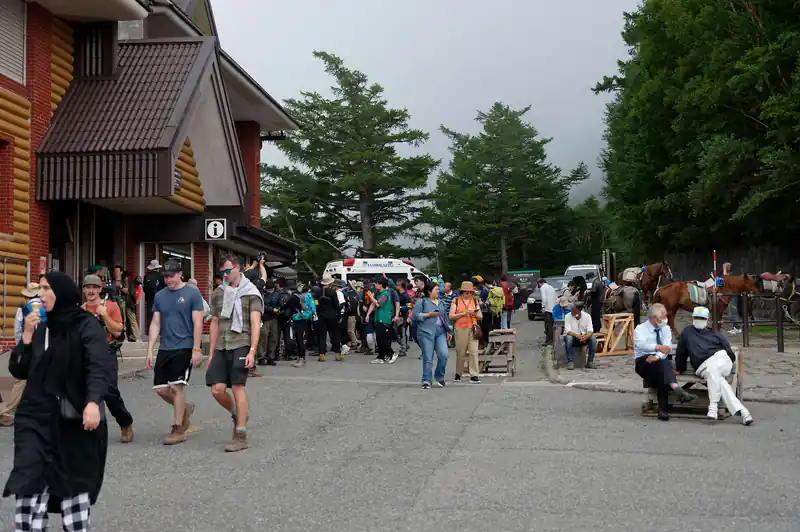 通行料支払うだけなのになんでこんな混んでんだ…と思いましたが、結構端から見てても、あ、それで富士山行っちゃう？みたいな外国人グループはおりまして、説得大変そうだなあ、と見ておりました。