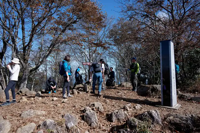 景色を楽しんだら下山です。
ちょうど団体登山者が下山していったので山頂も空きスペースが出来てきました。