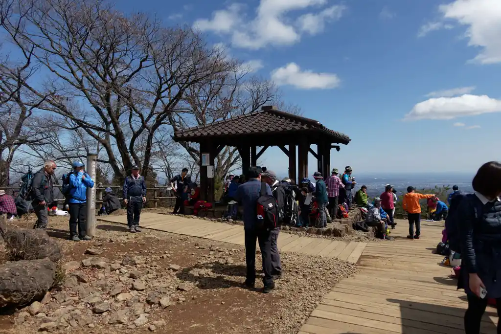東屋の向こうにベンチがあり、そこがたまたま空いていたので、そこに座って休憩します。

お昼はつるつる温泉で食べる予定なのだが、一応食料はそこそこ持ってきてあります。

連れは他の登山者がお湯を沸かしてカップ麺を食べているのを見て、カップ麺食べたいと言っていました。それもいいけど、バーナー持ってないし、汁をどうするか問題もあって私はあんまり乗り気じゃないんですよねえ。水筒にお湯入れて持ってくればバーナーはいらないし、汁も全部飲めばいいんだけど・・・。

奥武蔵の堂平山とか天覚山の山火事もあったし、山で火はあんまり使いたくないなあ、と思うのです。
