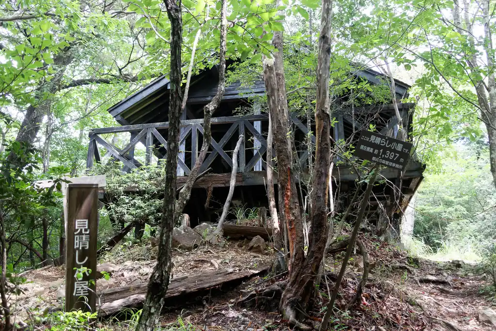 すぐに見晴らし小屋が見えてきました。この時点で標高約1400m。
歩いているので体は暖かいですが、止まると肌寒いくらいの気温です。
