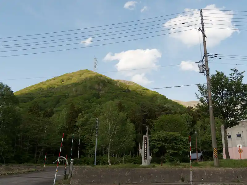 まだだいぶ早いが他にやることもないのでバス停へ。
既に一人バス停に並んでいて、話を聞くと、早朝から谷川岳主脈を縦走してきたらしい。
一本前のバスに数分間に合わず、こうして数時間バス待ちしているらしいが…。