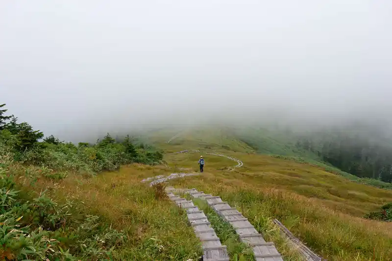 山頂を後にして、中門岳方面へ向かう。
登山者は少ないんじゃないかと思っていたが、中門岳に向かって歩いていれば1人、2人くらいは視線に入るくらいの登山者がいた。