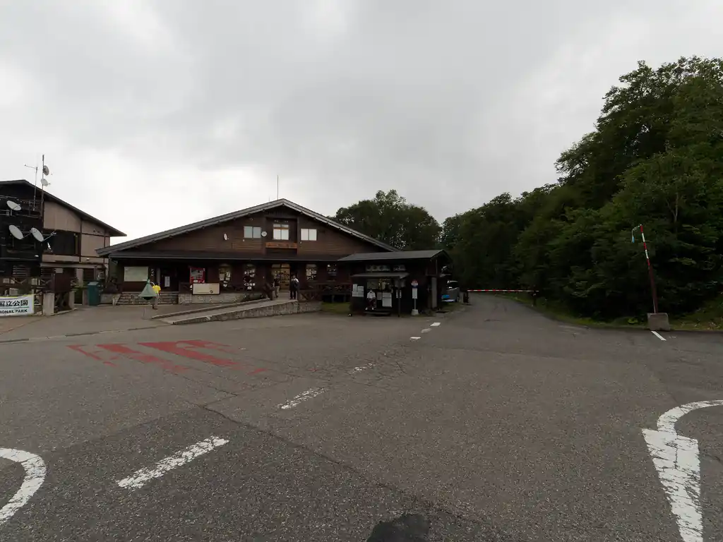 尾瀬御池の売店。

ここにも宿泊施設の御池ロッジがある。

私は今回はここから会津高原尾瀬口駅行きのバスに乗って帰宅。あと5分早くついていれば13時台のバスに乗れたんだけど、間に合わなかったので、1時間ほど時間を潰して14時過ぎのバスに乗って帰宅。東京の我が家に着いたのが18時くらい。なかなかハードな1日だった。
帰宅後、お風呂入って夕食食べて横になっていたらいつの間にか眠りこけていた。