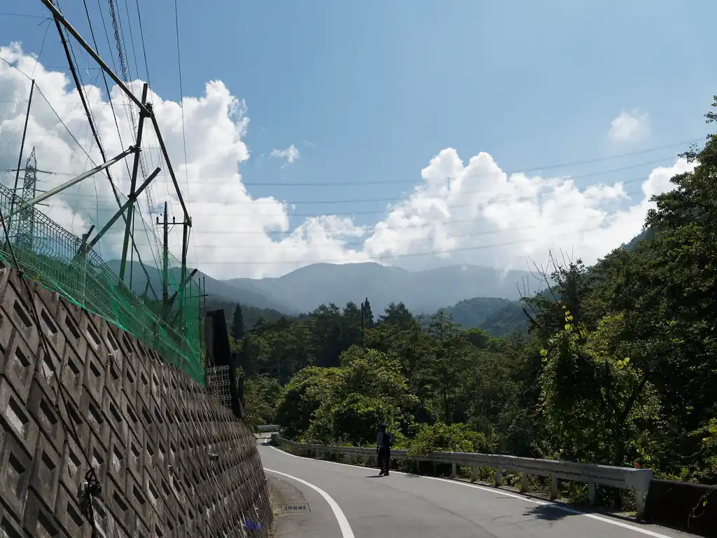 恐らく奥に見える山が大菩薩嶺でしょう。登山口は快晴ですが、山頂あたりは少しガスっているような気配があります。