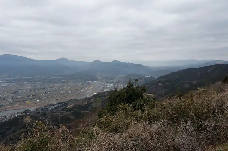奥に富士山が見える…はずと思うのだが…。今日の天気では全く見えません。