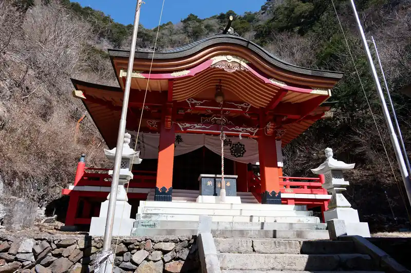 奥宮に出ました。やはりこちらも立派です。