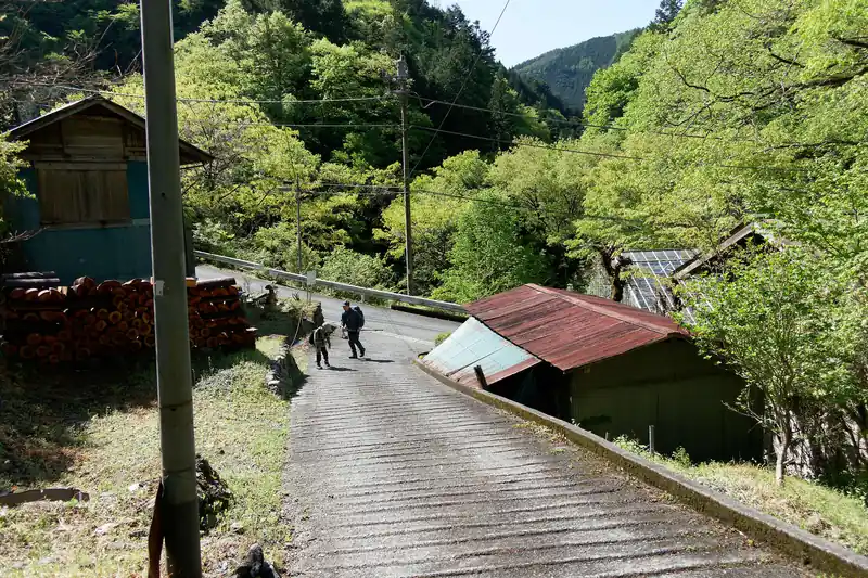 振り返って撮った写真ですが、この坂を登っていくのがベストルート。
うっかり前の人についていってまっすぐ舗装路を数メートル進んでしまったんですが、ふと分岐にあった看板が気になって戻って行き過ぎた事に気づきました。