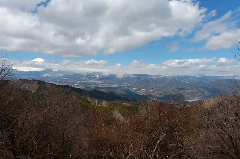 中央に見える白い尾根が三国山の尾根かな。あっちを歩く計画もあったが、積雪が心配でやめた。
