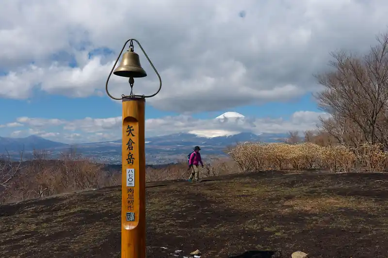 富士山は雲に隠れてよく見えませんが…。見晴らしの良い山です、矢倉岳。
ここだけやけに人が多く、人気の山なんですね。