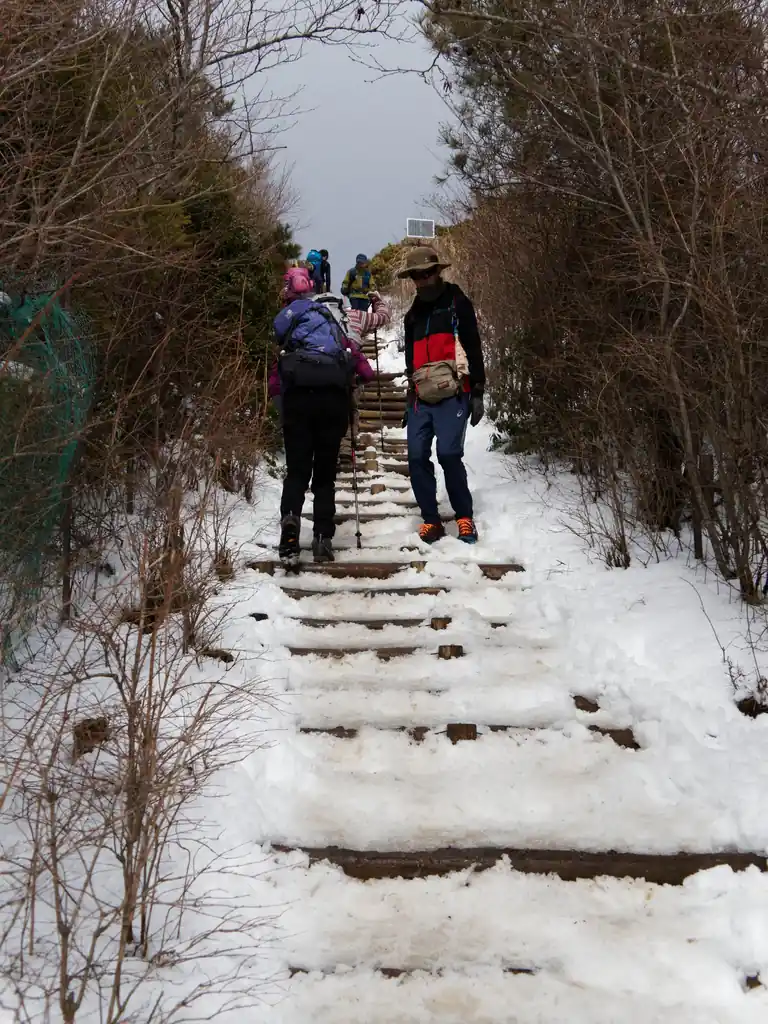 花立山荘手前の階段。ここは特に雪が積もっており滑って大変だ。