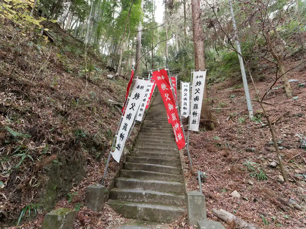 途中そこそこ斜度のきつい階段もあって、結構大変だった。
こんなに大変だったとは・・・。普通に普段着でお参りに来ている人もそこそこ見かけたので、完全になめていた。