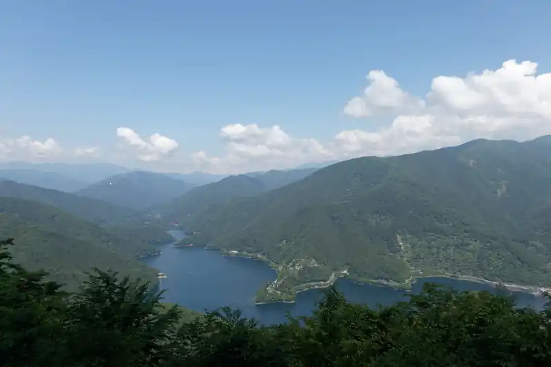 中央左に大寺山。白い点は恐らく宗教施設の建物と思われる。

右に倉戸山、榧ノ木山が見える。倉戸山まではやはり急坂。倉戸山から榧ノ木山までは、なだらかな登山道が続いているのがわかる。

しかし空が夏っぽくなってきた。分厚い雲が浮いている。