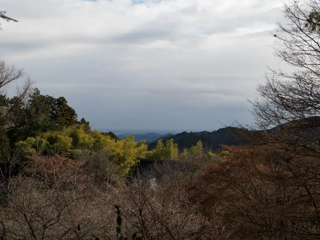 竹寺の見晴らし台から。やはり今日は曇っていて景色はよくない。