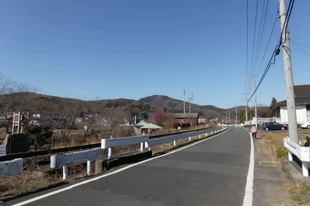 相変わらず歩くしかない。しかし全く電車が通りません。まあ八高線だしな。

ところで、この写真を見ていると線路にあるべき架線がありません。そう、ここは未だ電化されていない区間なのであります。つまり電車はモーターではなくエンジンで動いています。