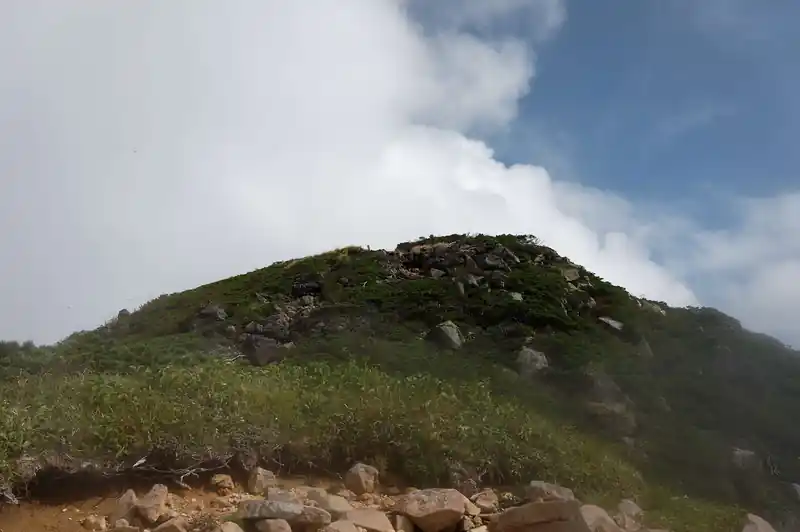 しばらくはガレた登山道。