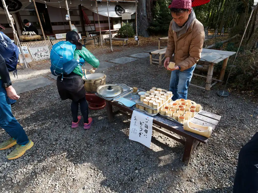 この日は甘酒がふるまわれていた。折角なのでいただくことにする。正直、私は甘酒がそれほど好きではないのだが、ここの甘酒は癖がなくとても飲みやすかった。
お代わりしようかと思ったが、まだ山道を歩かないといけないので、一杯だけにしておく。トイレが近くなっても困るし。