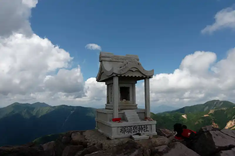 というわけで茶臼岳山頂に到着。

那須岳神社が鎮座。