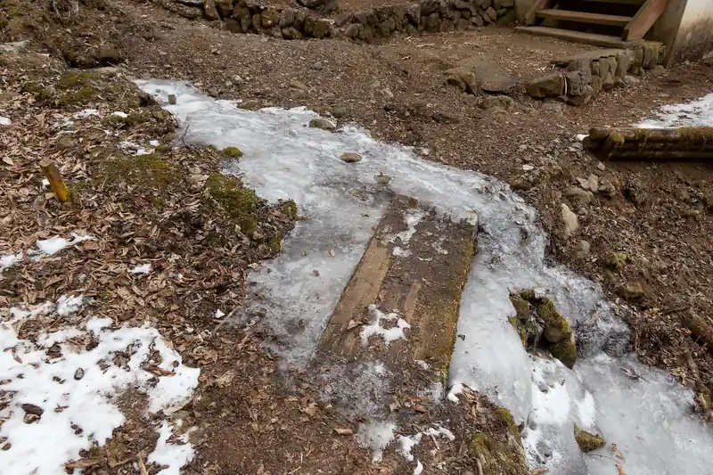御前山避難小屋の水場付近は凍結がひどい。