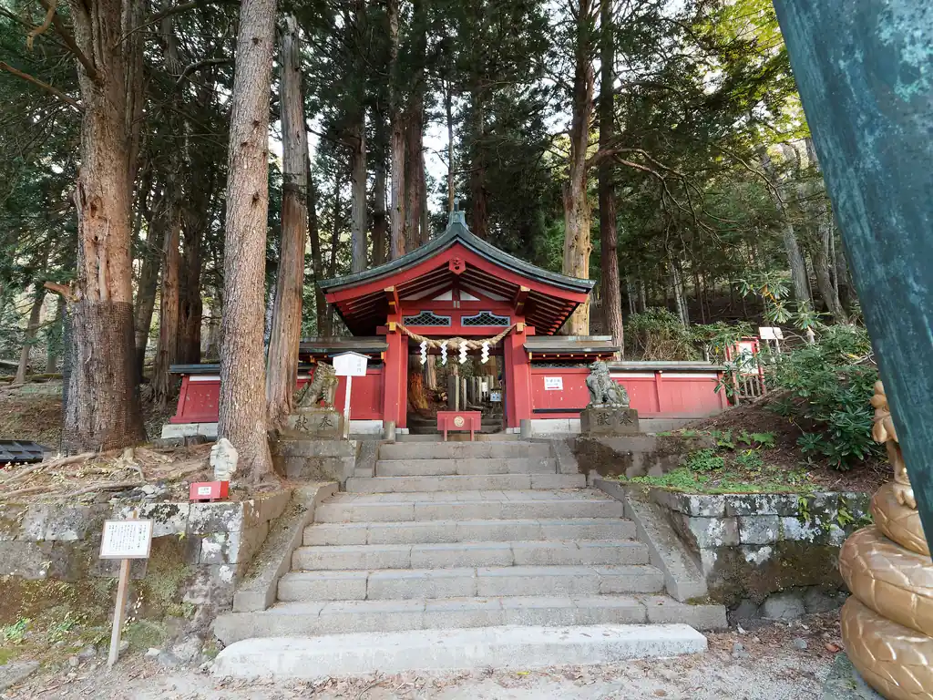 6時開門と同時に簡易的な登山届を書き、1000円札と一緒に神社に納めます。
そのあとは早速登山口へ。
如何にも屈強そうな登山者たちが我先にと登って行っていました。