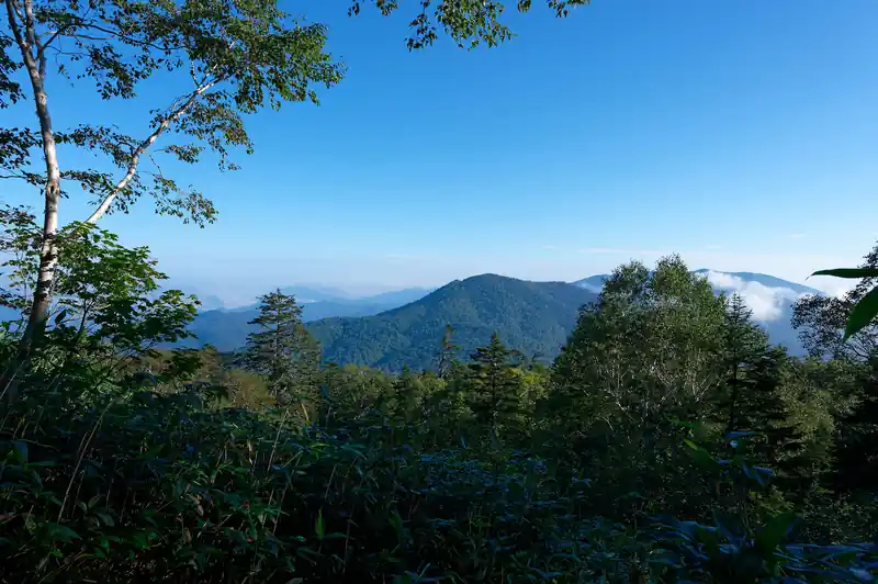 またまた振り返って会津駒ケ岳方面。
しかし天気予報では、この日が一番天候が悪い予報だったのだが、キレイに晴れている。