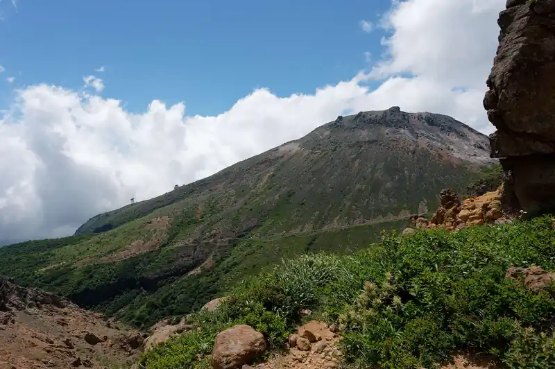 見晴台みたいな場所があり、そこから覗くと茶臼岳。
斜めに伸びる登山道。