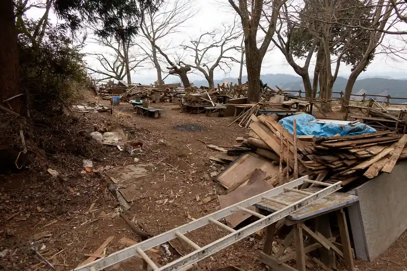 青木茶屋の残置物。これ片付けるの地味に大変そうだ。
丹沢じゃ新大日小屋の後片付けに登山者のボランティアを募集していた気がするんだけど、そんな感じで片付けたりするのかな。