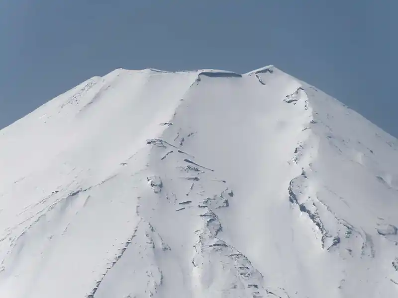 少し登山道が見えるような気もするが、雪で隠れているような気もする。