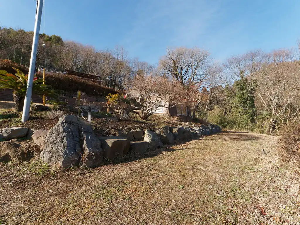 しばらく車道を歩いていき、擁壁を登っていくと民家の庭のようなところに出る。
奥の写真の右奥にも歩けるらしいが、古峯山に向かう道のようなので、今回はパス。