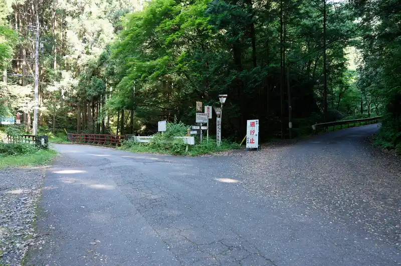 しばらく舗装路歩きです。
ここの分岐は右が妻坂峠方面。
左は鳥首峠方面のはず。