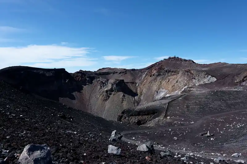 しかし山頂がこんな火口になっているとは…。実際行って見ないとこの凄さはわからないかも。