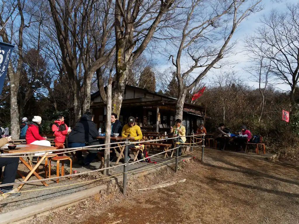 もみじ台の茶屋。ここら辺まで来るとハイカー以外の人の方が多いかも。