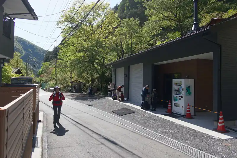 バス停付近にはトイレと自販機もあり。自販機はアルコールも販売していて下山してきた登山者向きな雰囲気です。
なお、トイレは写真中央左寄りの小さい小屋で、結構バス到着直後はかなりの混雑具合です。