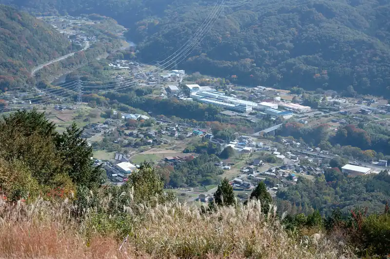 眼下に秩父鉄道の線路と秩父往還、国道140号線が見えます。この国道140号線は埼玉県の熊谷市から山梨県の南アルプス市のあたりまで伸びております。