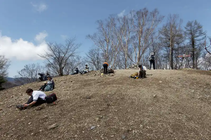 鷹ノ巣山も人が増えてきて、そろそろ下山するか、と山頂をあとにします。