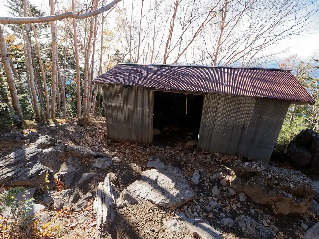 途中プレハブ小屋もあって休憩は少しできそう。