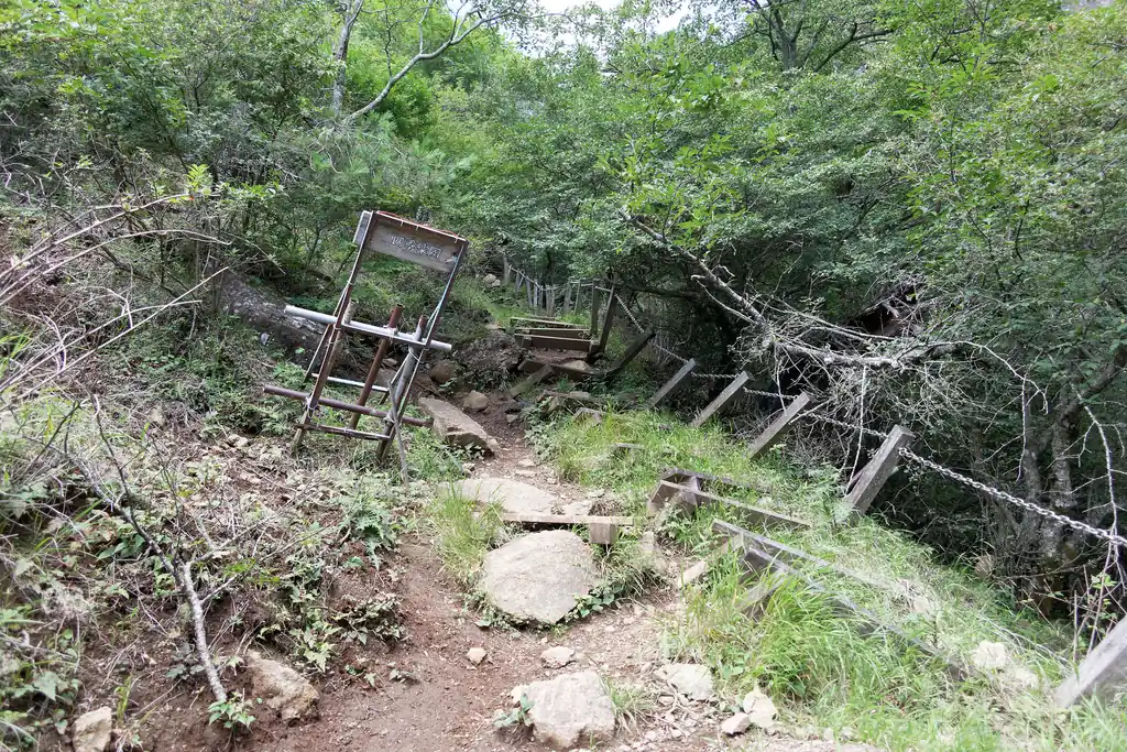 こちらは四季楽園方面の道。三つ峠山頂に行くなら、こちらを歩くのが手っ取り早いかと思われます。