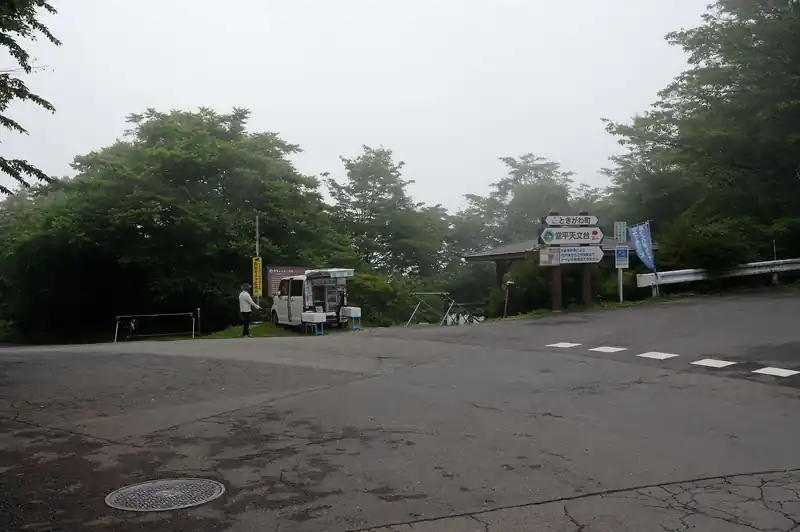 そのまま歩いて白石峠へ。ここは大抵（冬以外）車で飲み物なんかを販売しに来ているおいちゃんがいる。