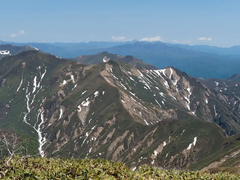 谷川岳主脈。私は谷川岳にはまだ登ったことがないので、どれがどれだかサッパリわかりません。