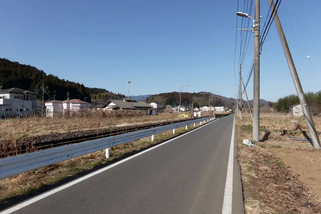 バスの乗り継ぎに失敗したので、ふれあいの里たまがわ前から雀川ダム入り口バス停まで歩きです。約4kmの平坦な道をひたすら八高線の線路沿いに歩きます。

しかしこの日は良い天気だった。