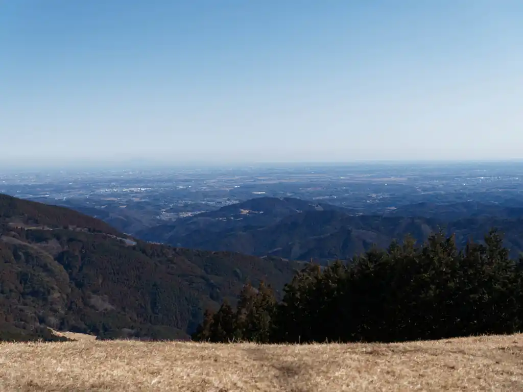 大野峠のパラグライダー発進場。ここは眺めがよく人も少ないのでお気に入りの場所だ。
目の前に見える山が弓立山。斜面に茶色が見えるが、おそらくゴルフコースだろう。