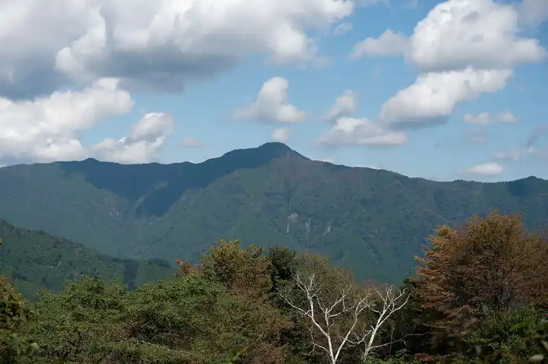 東屋からは向かいの大岳山がキレイに望める。
トイレのすぐ近くに広場と東屋があり、しばしお昼休憩。東屋は景色が見晴らせる方にしかベンチがなく、残念ながらベンチは埋まっていたので、広場でカロリーメイトとガッツギアを食べる。