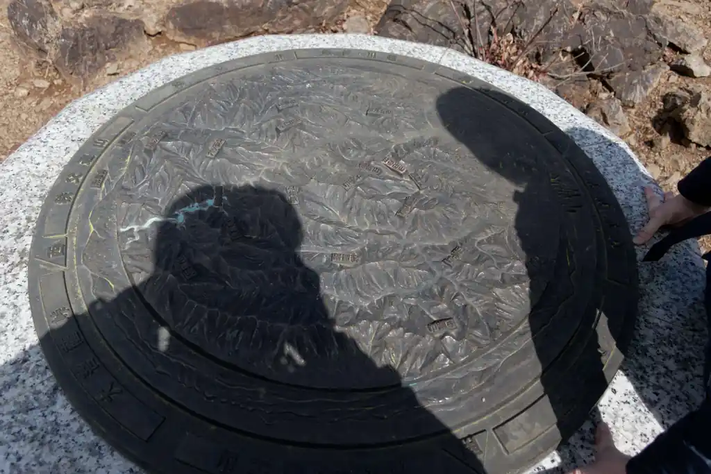 ここには珍しく立体の地形図が置いてありました。いやーやっぱり東京の山だからかお金がかかっている。非常にわかりやすいし、地形がわかりやすくていいですね。

私もこういうの家に欲しい