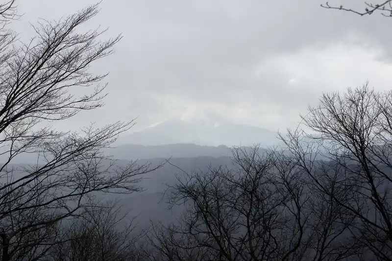鞍部からもう一度御前山に登り返して、避難小屋の方から境橋に下山することにする。
途中ちらっと富士山が見えたが、ガスっていてよく見えない。