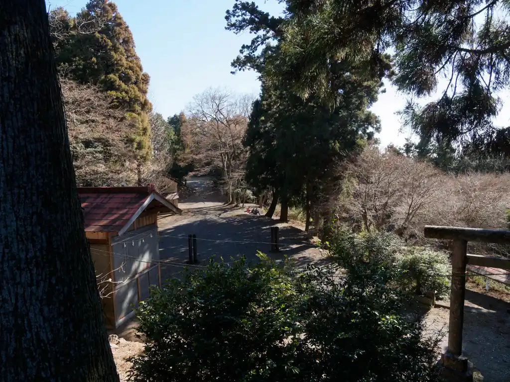 諏訪神社。
座って休憩しているハイカーがいますね。
ここも落ち着いていてなかなか良い場所である。
