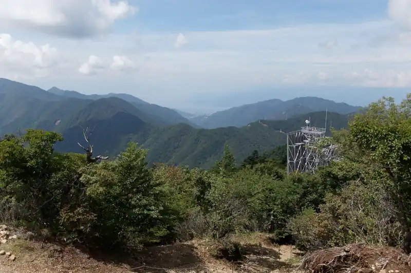 奥が甲府盆地かな。
すぐ手前の尾根がおそらく河口湖アルプスと思われます。
