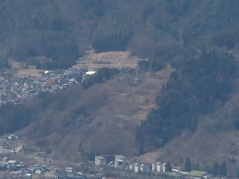 ここがたぶん富士山が五重塔とセットでキレイに見える映えスポットの場所。観光客が列を成しているのがわかる。
