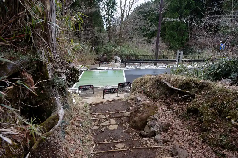 途中舗装路に出て、少し歩いたら金時神社に到着。
ここからならバスタ新宿まで小田急ハイウェイバスで一本です。
急いで席をネット予約し、ギリギリ席を確保できました。
