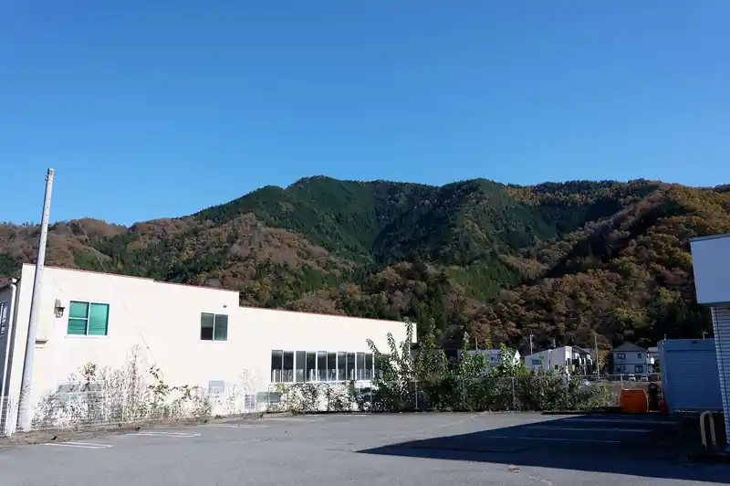 斜め後ろに九鬼山。

後は禾生駅まで歩いていくだけ。
禾生駅は富士急行線らしいこじんまりとした無人駅。
ホームは2つに別れていますが、列車によってどっちのホームに何行の電車が止まるか変わるので要注意です。