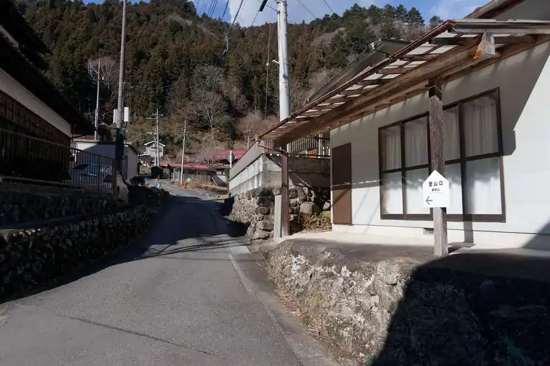 とりあえず橋をわたって進んでみる。道標もあり、登山口まではそれとなくわかる感じ。