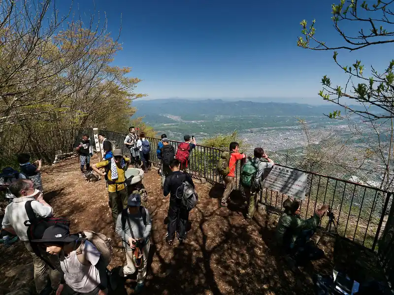 大勢の登山者で賑わう武甲山。

山頂でお昼ご飯を食べて早速下山する。
私個人としては、このまま大持山・子持山と歩いで鳥首峠あたりから名郷バス停に降りてもいいのだが、今回は嫁氏もついてきており、体力的に縦走するのは厳しい。
そのため、浦山口駅へと下山するルートを歩く。